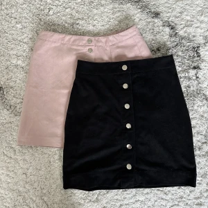 Kjolar - Båda kjolarna för 100kr🫶🏻Aldrig använda, därav nyskick. Svarta: storlek XS, Rosa: storlek S.❗️3 för 2 på allt❗️