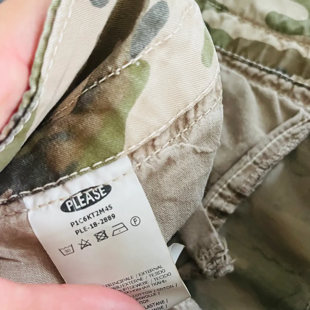 Coola Please jeans , Camo färger med fina detaljer som stena på fickor o färg stänk lite spridda över byxan, dyra i inköp! 1990kr.. Jeans & Byxor.