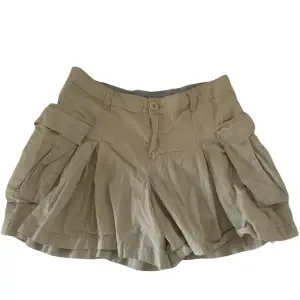 Y2K cargo shorts som ser ut som en kjol.fint skick, Säljer pågrund av att de är för stora. Hör av er om ni undrar något💞