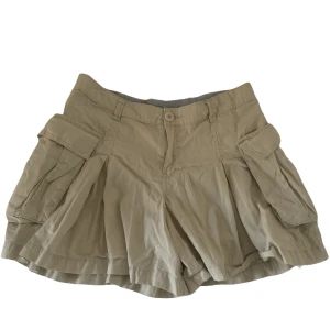 Shorts/kjol - Y2K cargo shorts som ser ut som en kjol.fint skick, Säljer pågrund av att de är för stora. Hör av er om ni undrar något💞