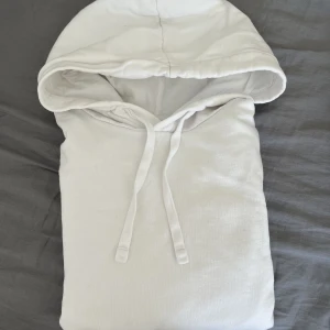 Hoodie - En vit hoodie i bra skick