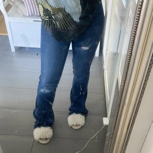 Jeans - Super fina jeans som tyvärr är lite för långa för mig som är 1,57. Skulle säga att dom passar någon som är runt 1,65 till 1,70. Annars super snygga lågsinnade jeans, med en väldigt fin blå färg. 🥰🥰 dom är  stretchiga och super sköna. 
