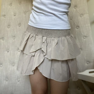 Volangkjol - Volangkjol från neo noir. Helt oanvänd. Färgen ”sand”