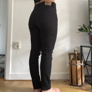 SWEET SKTBS JEANS SWEET SLIM COLORED - Sweet sktbs jeans i modell sweet slim colored. Unisex. Stl 29/32. Använda 3 gånger, bra skick.