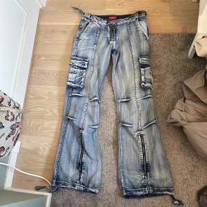 feta jeans me mycket detaljer. skitbra passform. bootcut och lågmidjade. pris kan diskuteras. 