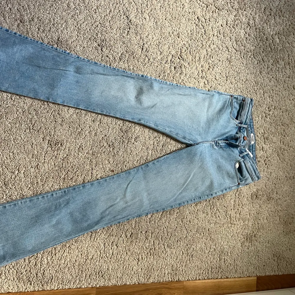 Säljer dessa helt nya, ass snygga jeans som endast är använda några gånger pågrund av att de blivit för små. Inköpspris 1000kr. Jeans & Byxor.
