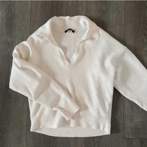 Vit stickad tröja - Vit vringad stickad tröja super fin köpt här på Plick men inte kommit till användning💙