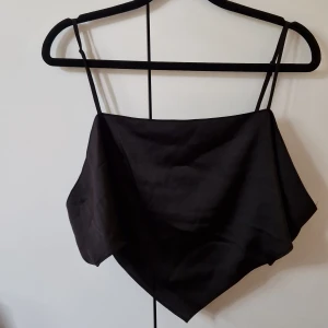 Topp - XL, bred i storlek och rymmer smaller size bröst. Aldrig använd.