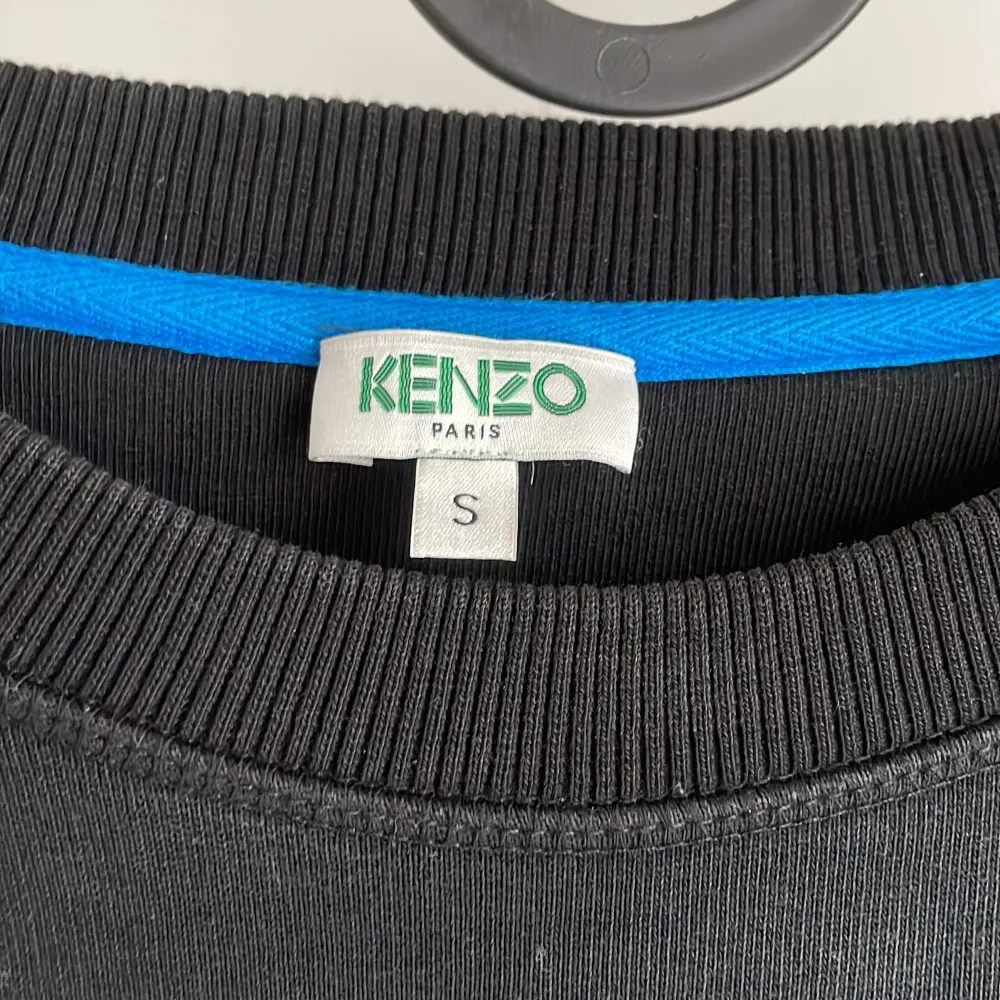 Säljar kenzo tröja har andväntden  2 gånger storlek S . Hoodies.