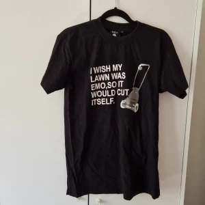 Possibly offensive t-shirt - Till det självmedvetna emot från ett annat fd-emo. Kommer inte ens ihåg var jag fick den ifrån, bara att jag behövde den. Möts vi upp vid köp kan du få en kram utan extra kostnad. 🖤