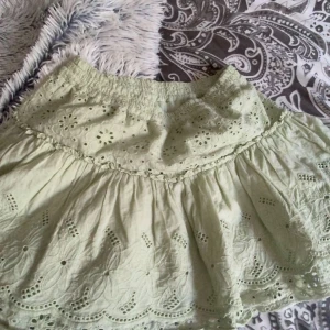 Grön zara kjol 😍😍 - En jätte fin grön kjol från zara😻😻 köpte den för 300kr och säljer den för 200kr o vi kan diskutera om pris annars😘 kjolen passar på mig och jag är i xs, så den borde passa på xs o kanske på folk som har storlek S😍😍