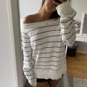 Randig stickad tröja  - Stickad vit randig tröga från twilfit, är inte helt oanvänd sitter super skönt och fint.  