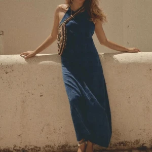 Klänning i linne med pärlor  - Jättefin blå linneklänning från ZARA, med pärlor på. Aldrig använd