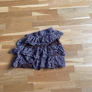 Jag säljer en nyskick brun kjol från Lindex i storlek 158/164 barnstorlek!!! Jättefin som både kjol och topp. Köpt förra året