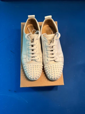 Christian louboutin  - Säljer mina älskade loubs då jag har köpt ett par andra skor. Väl omhändertagna och alla nitar är kvar. 100% äkta. Dustbag och box medföljer!