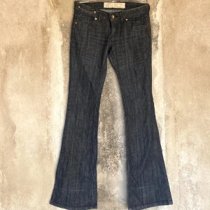 Lågmidjade jeans - Lågmidjade bootcut jeans från Reals. Mörk jeansfärg. Superfin passform!  Midjemått: 80 cm Innerbensmått: 87 cm Ytterbensmått: 107 cm