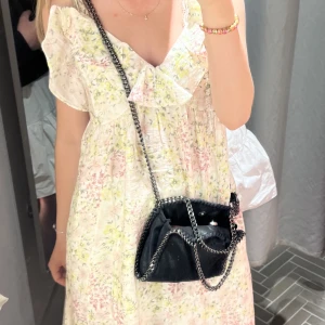 Hm klänning  - Säljer min klänning från hm som endast är använd en gång då den inte kommer till användning, Storlek M men passar XS/S 💞 