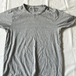 Grå t-shirt - Grå t-shirt från Jack n Jones i storlek S