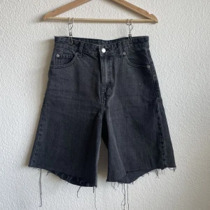 Bermuda shorts  - Snygga shorts från Dr denim. Vintage stil och grå/svarta i färgen. Mycket fint skick!