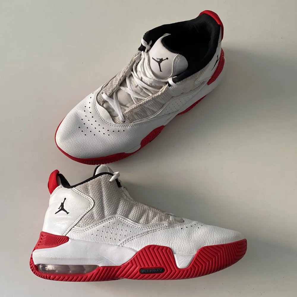 Nike Jordan Stay Loyal DC7230-106 White & Red Basketball Shoes Storlek 39 Mycket bra skick. Bara använda fåtal gånger och enbart inomhus.. Skor.