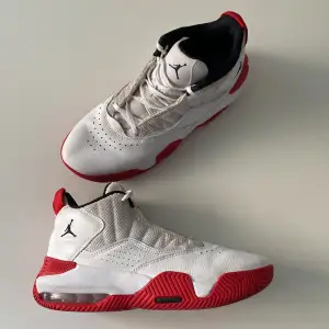 Nike Jordan Stay Loyal DC7230-106 White & Red Basketball Shoes Storlek 39 Mycket bra skick. Bara använda fåtal gånger och enbart inomhus.