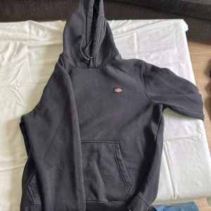 Svart dickies hoodie - Hej. Säljer min svarta hoodie då jag inte vill ha den längre. Den har använts ett par gången så den har tappat lite färg men annars så är den i bra skick.