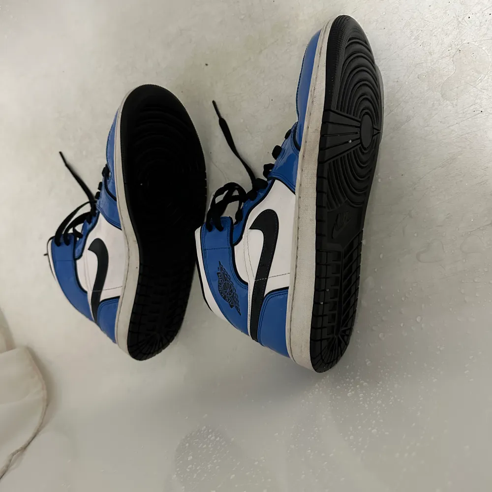 Jordan 1 Mid i Signal Blue  Storlek: 44,5 Köpta från JD Använt ett par gånger, i gott skick . Skor.