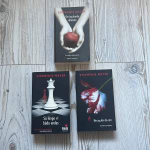 Tre av böckerna på svenska. Pocket i bra skick med hela ryggar. Jag säljer massa med böcker. Samfrakta gärna 🙏🏼