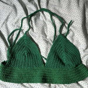 Egenvirkad topp - Egenvirkad topp i grönt garn💚Storlek och B-cupa/ C-cupa
