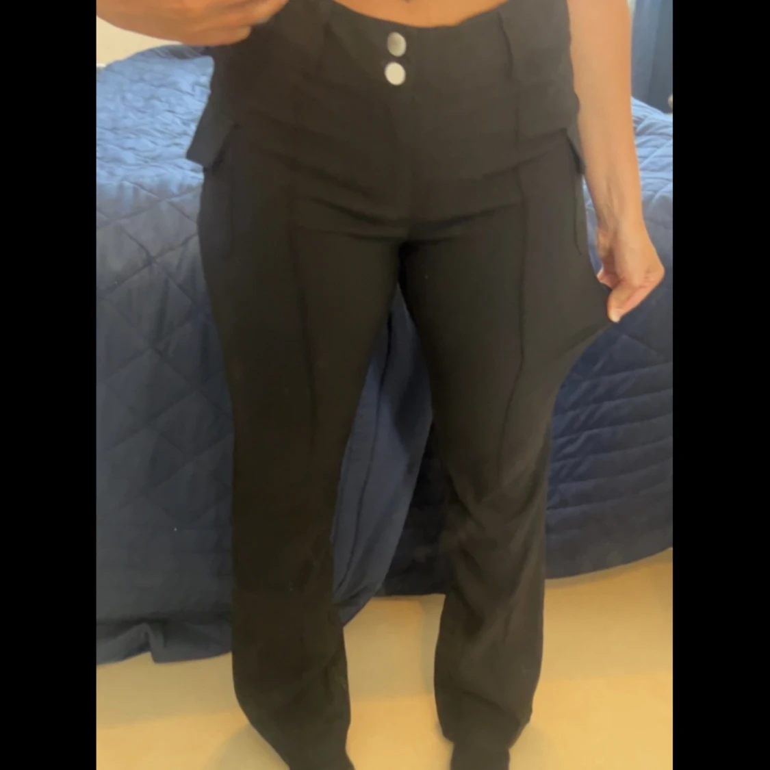 Oanvända svarta byxor. - 91
