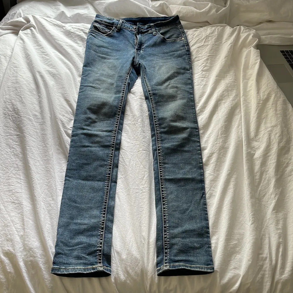 Säljer dessa snygga skinny/bootcut jeans med as feta fickor😍Köpta second hand, lappen där bak är borta så vet ej vad det är för märke. Pris kan diskuteras💕. Jeans & Byxor.