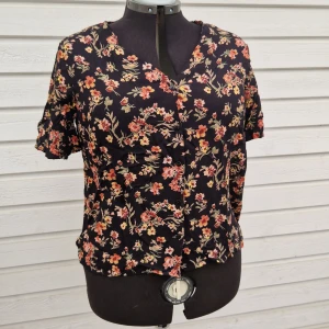 Blus - Blus stl xl från pieces. Anvönd 1 gång 