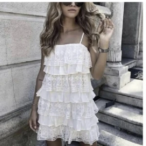 Klänning  - Superfin klänning från Zara i storlek S 