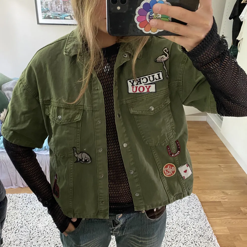 Coolaste khaki jeansjackan/väst någonsin!!! Med patches på från Zara!!! Tycker denna är så unik och ascool med en meshtopp långärmad som på bild!!! Perfekt skick, älskar🙏🏽✅köp!!. Jackor.