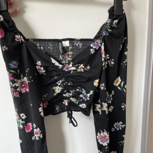 Söt kroppad topp - Topp från HM, kroppad med runched framsida. Säljs då garderob rensas 