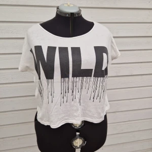 T-shirt - T-shirt, kort modell. 