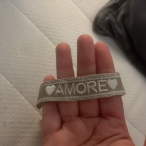 Armband - Fint armband men har flera stycken sånna så har ingen användning för denna. Går att dra åt.