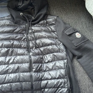 Moncler jacka - Storlek XL, passar även L och M. Liten i storleken