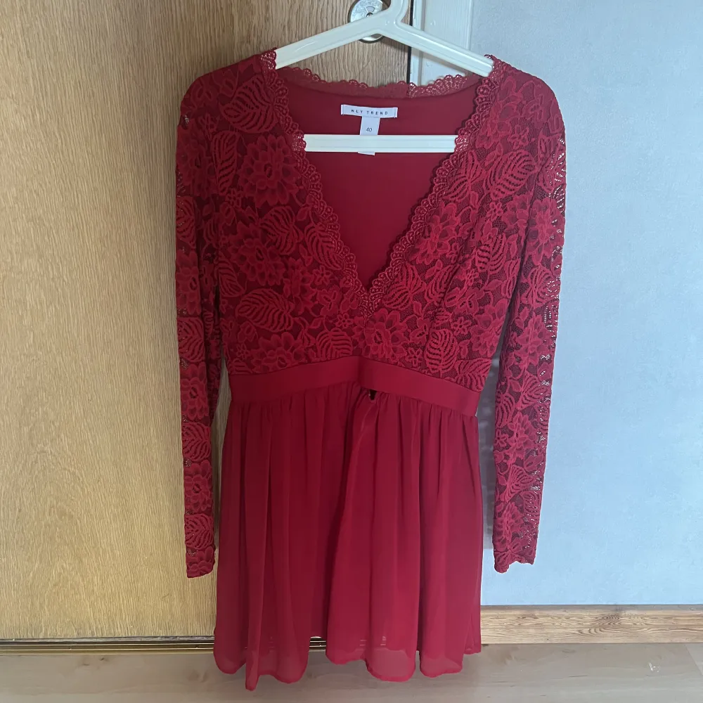 Säljer en röd klänning med spets upptill från Nelly❤️ Klänningen är i storlek 40 och använd enbart 2 gånger!. Klänningar.