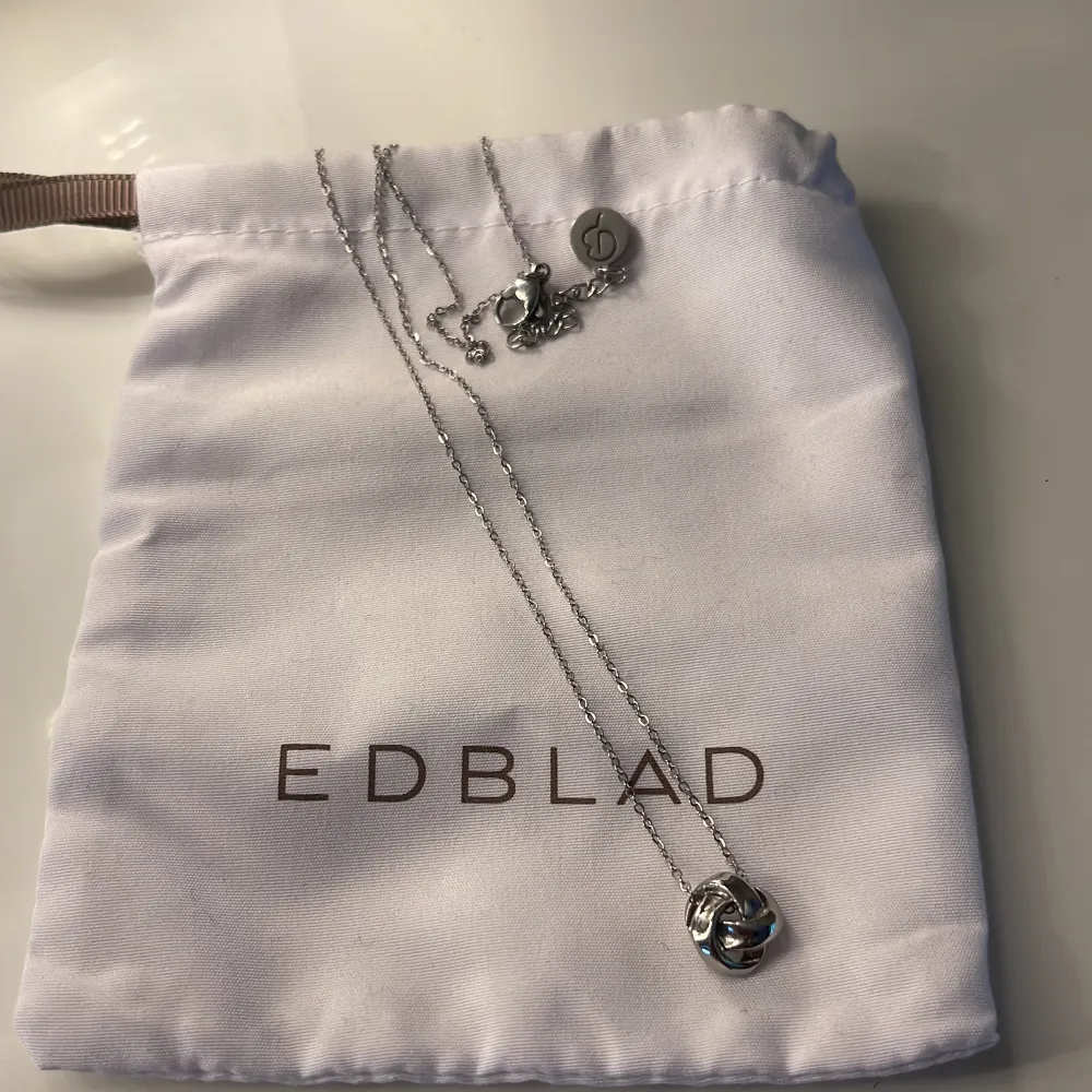 Jättegulligt halsband från Edblad i silver🥰🥰 Säljer pga jag nästan aldrig använder silver smycken. Det är knappt använt och kommer med Edblad påsen. Accessoarer.