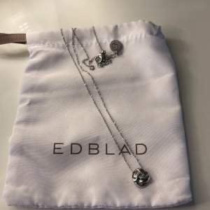 Jättegulligt halsband från Edblad i silver🥰🥰 Säljer pga jag nästan aldrig använder silver smycken. Det är knappt använt och kommer med Edblad påsen