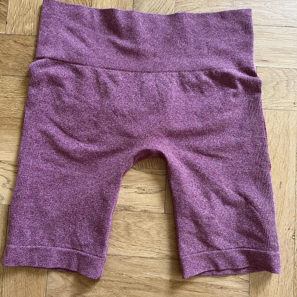 Shorts från Shein storlek M. Lite stora för mig som normalt har xs—s Scrunch. Helt nya. Shorts.