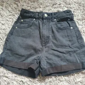 Säljer ett par snygga gråa shorts ifrån HM🥰 säljer då jag aldrig nånsin har använt de 😥 Passar st Xs-S🥰