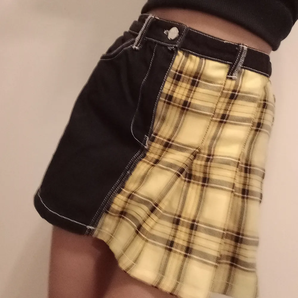 Cool kjol från Bershka som endast har använts fåtal gånger. Säljer pga att den inte längre är min stil. Skriv om ni har fler frågor (pris kan diskuteras). Kjolar.