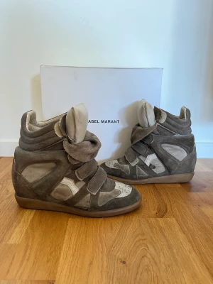 Isabel marant - Sälja dessa supersnygga kilklackar! Funkar till allt! Stl 39. Äkta. Låda medföljer!