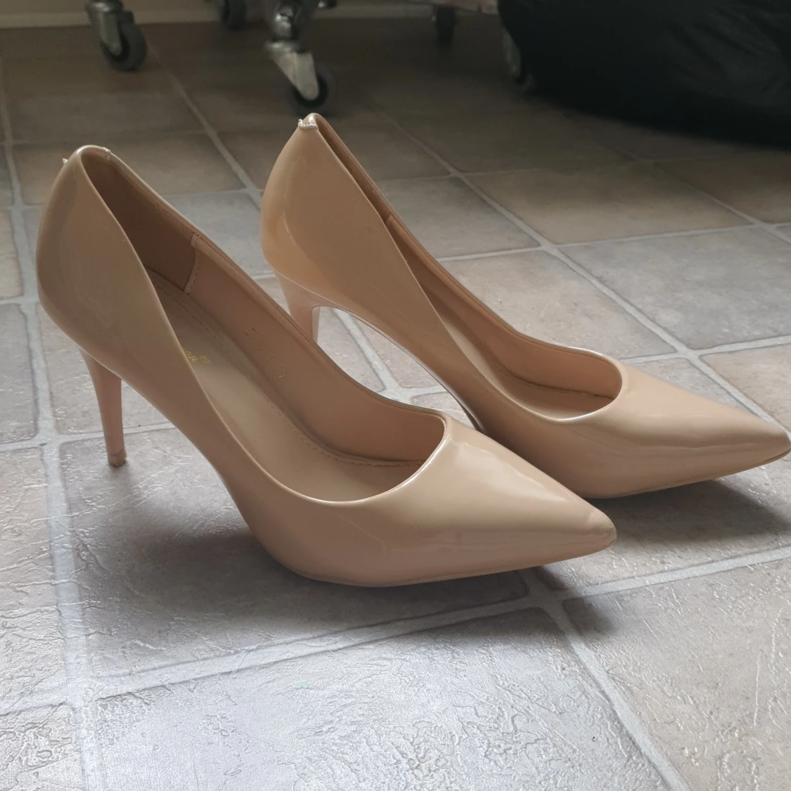 Nude lack pointed high heels