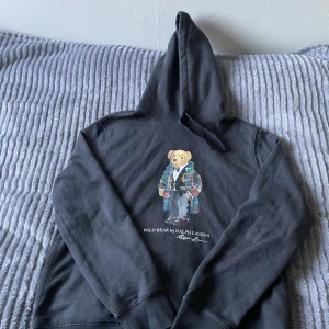 Ralph Lauren hoodie - Storlek: Medium. Mycket bra skick, inga tecken på användning, en ficka på vardera sida.  Ordinarie pris: Ca 1700 kr