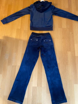Juicy Couture Byxa, mörkblå  - Säljer mina mörkblåa Juicy Couture byxor, då de inte kommit till användning. De är såklart äkta och i sjukt bra skick. Säljer för 800kr men priset kan diskuteras. Är flera intresserade blir det budgivning!