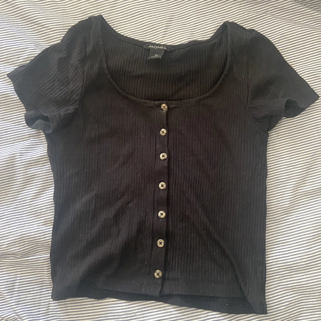 Ribbad topp med knappar  - 91