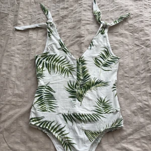 Linne - Fint tropisk linne, funkar även som body. Går att justera banden där uppe. Köpt från HM